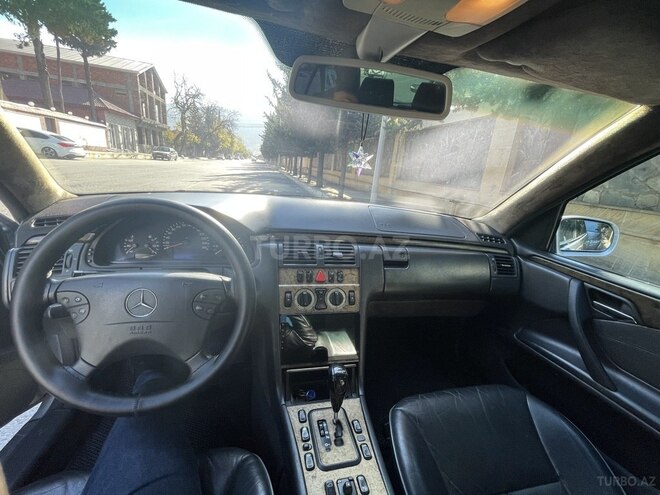 Mercedes E 240 2001, 260,000 km - 2.6 l - Zaqatala
