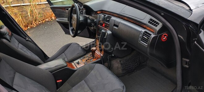 Mercedes E 240 1999, 258,000 km - 2.4 l - Şəki