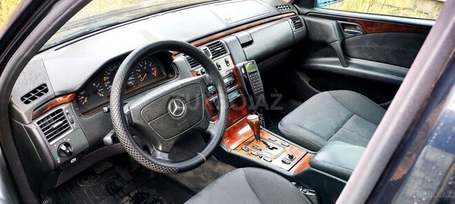 Mercedes E 240 1999, 258,000 km - 2.4 l - Şəki