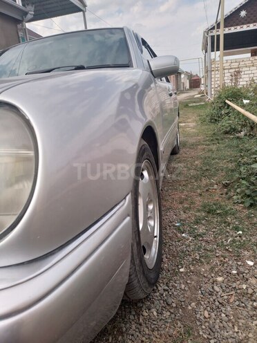 Mercedes E 280 1997, 400,000 km - 2.8 l - Qazax