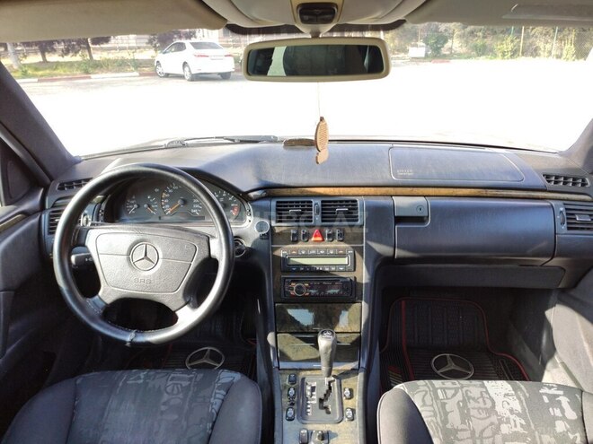 Mercedes E 240 1998, 305,000 km - 2.4 л - Şirvan