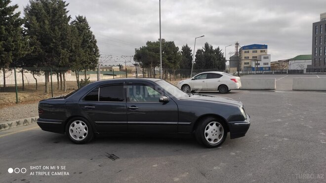 Mercedes E 220 1999, 366,000 km - 2.2 l - Bakı