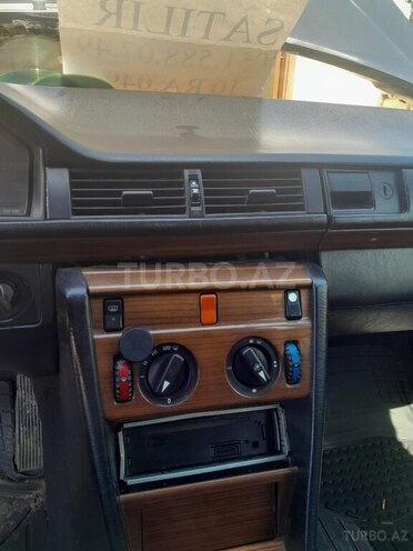 Mercedes E 220 1990, 135,815 km - 2.2 l - Bakı