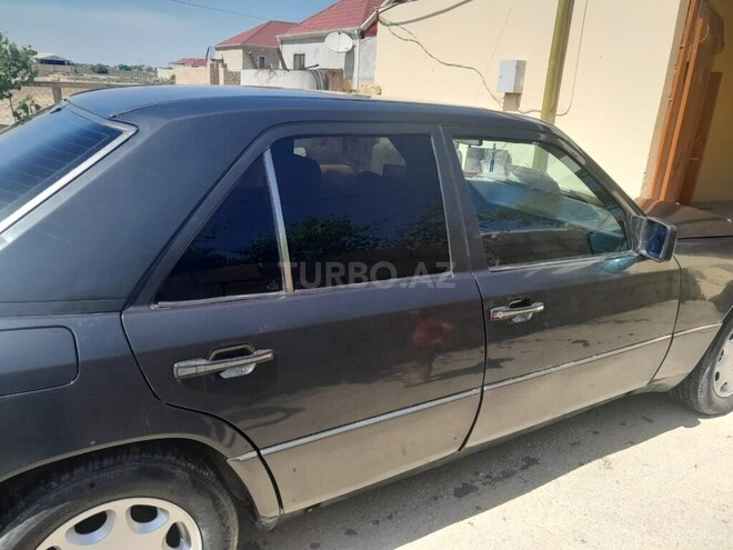 Mercedes E 220 1990, 135,815 km - 2.2 l - Bakı