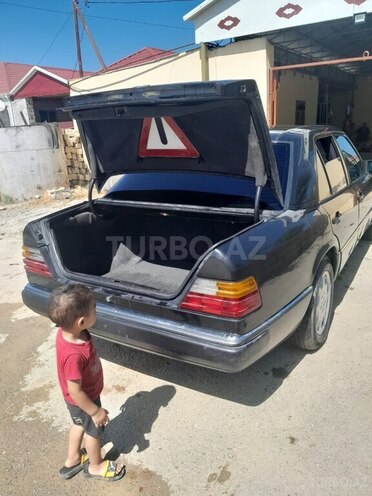 Mercedes E 220 1990, 135,815 km - 2.2 l - Bakı