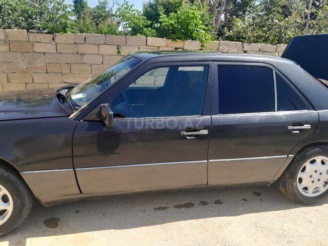 Mercedes E 220 1990, 135,815 km - 2.2 l - Bakı