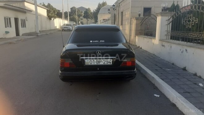 Mercedes E 300 1986, 252,000 km - 3.0 л - Qazax