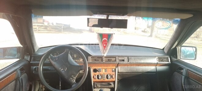 Mercedes E 300 1986, 252,000 km - 3.0 л - Qazax