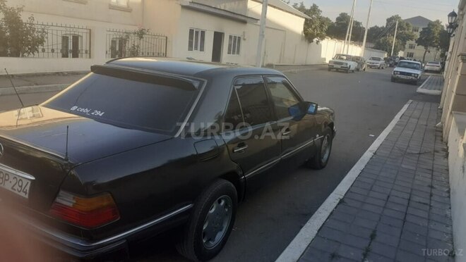 Mercedes E 300 1986, 252,000 km - 3.0 л - Qazax
