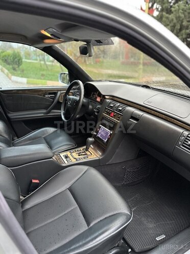 Mercedes E 240 2001, 165,360 km - 2.4 l - Göyçay