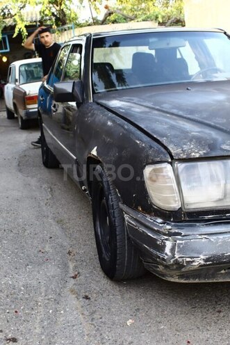 Mercedes E 250 1991, 35,000 km - 2.5 l - Bakı