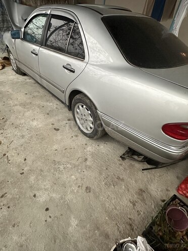 Mercedes E 230 1996, 300,000 km - 2.3 l - Şamaxı
