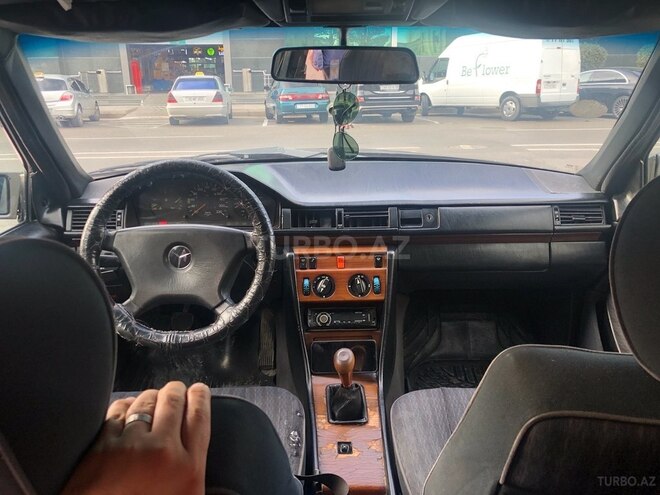 Mercedes E 250 1990, 300,000 km - 2.5 л - Bakı