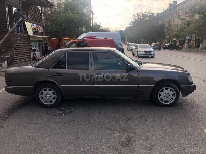 Mercedes E 250 1990, 300,000 km - 2.5 л - Bakı