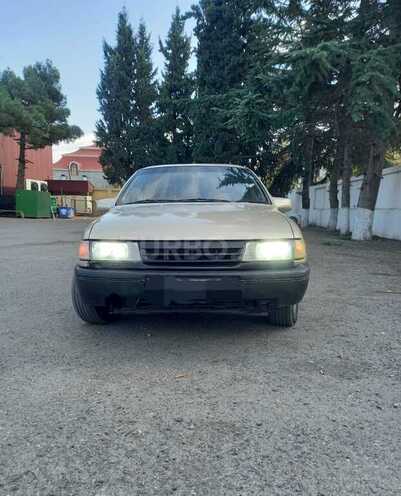 Opel Vectra 1991, 370,000 km - 1.8 l - Qazax