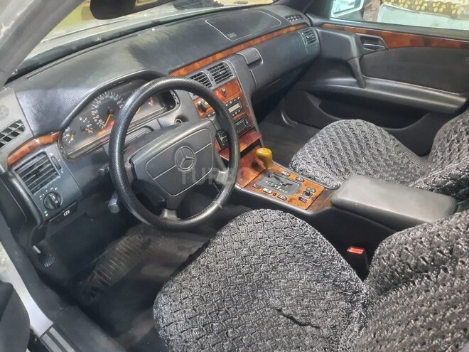 Mercedes E 240 1998, 323,300 km - 2.6 l - Sumqayıt