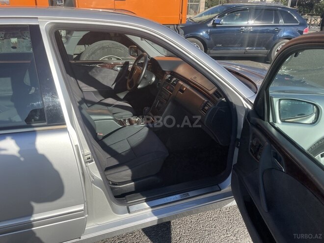 Mercedes E 240 2001, 216,500 km - 2.6 l - Bakı