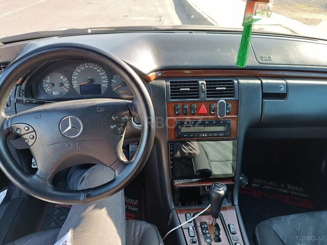 Mercedes E 220 2001, 330,212 km - 2.2 l - Bakı