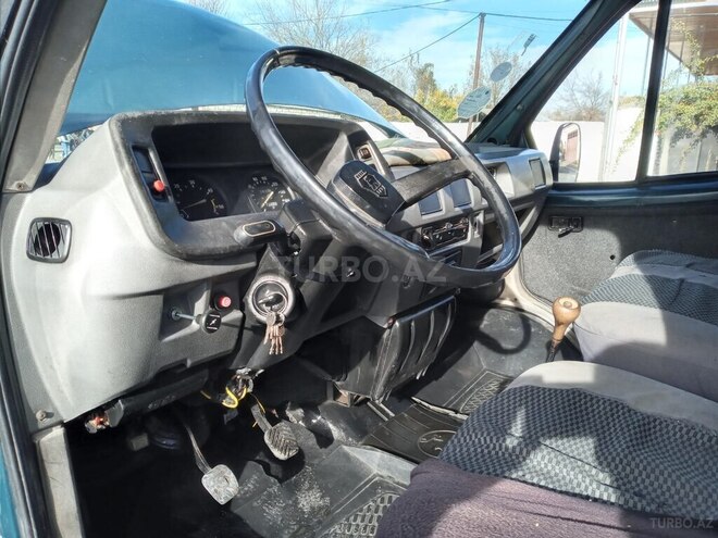 GAZ  2001, 135,000 km - 2.4 l - Qazax