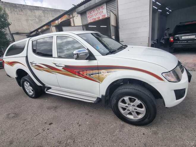 Mitsubishi L200 2013, 335,000 km - 2.5 л - Bakı