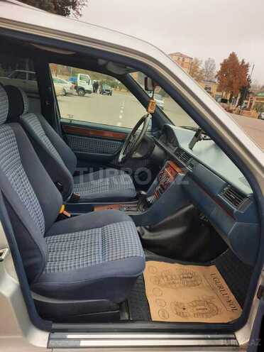Mercedes E 220 1993, 478,240 km - 2.2 л - Qazax