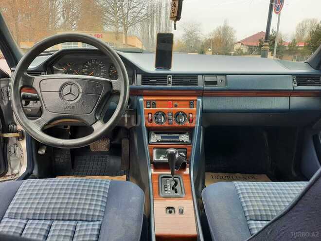 Mercedes E 220 1993, 478,240 km - 2.2 л - Qazax