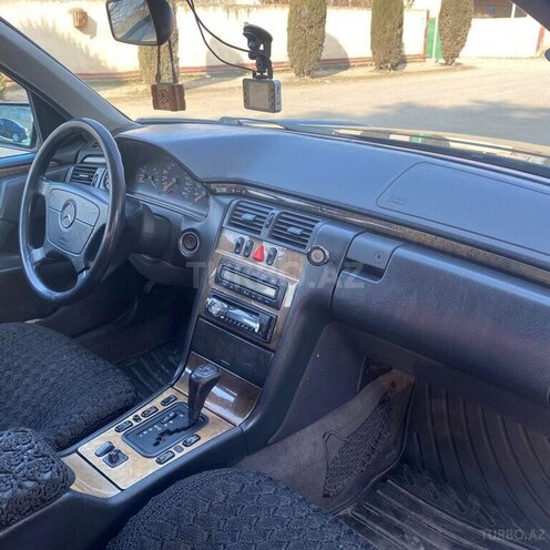 Mercedes E 270 1999, 250,000 km - 2.7 l - Bakı