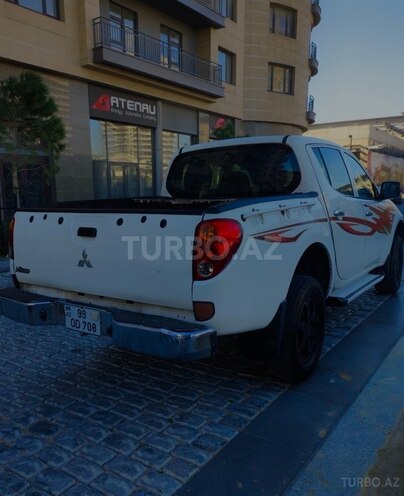 Mitsubishi L200 2012, 403,000 km - 2.5 l - Bakı