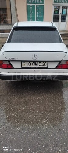 Mercedes E 200 1989, 350,000 km - 2.0 l - Qusar