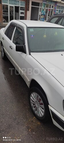 Mercedes E 200 1989, 350,000 km - 2.0 l - Qusar