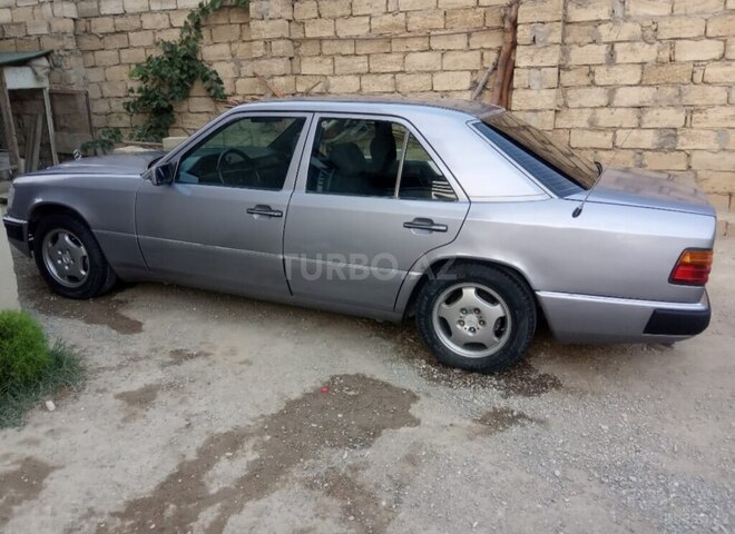 Mercedes E 220 1990, 300,000 km - 2.2 л - Bakı