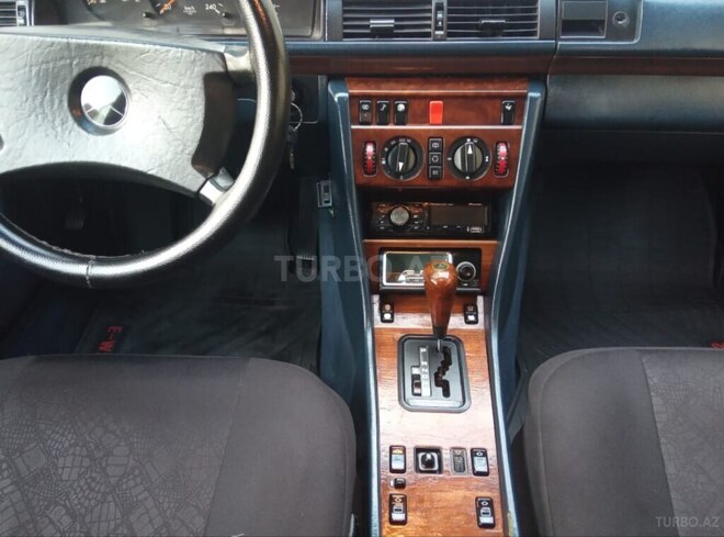 Mercedes E 220 1990, 300,000 km - 2.2 л - Bakı