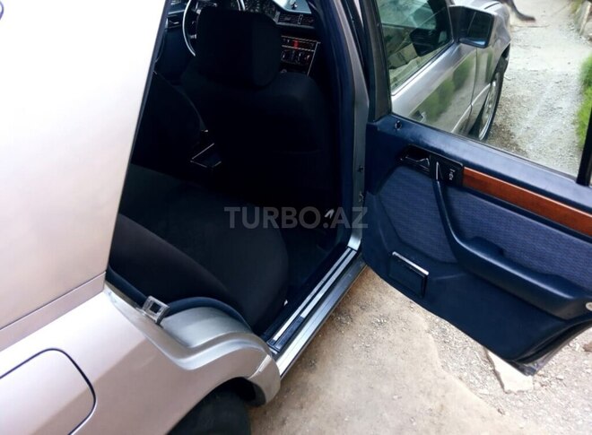 Mercedes E 220 1990, 300,000 km - 2.2 л - Bakı