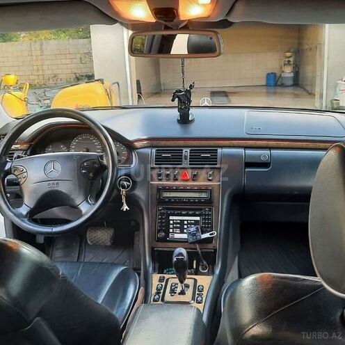 Mercedes E 220 2001, 300,000 km - 2.2 л - Bakı