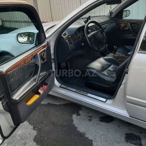 Mercedes E 220 2001, 300,000 km - 2.2 л - Bakı