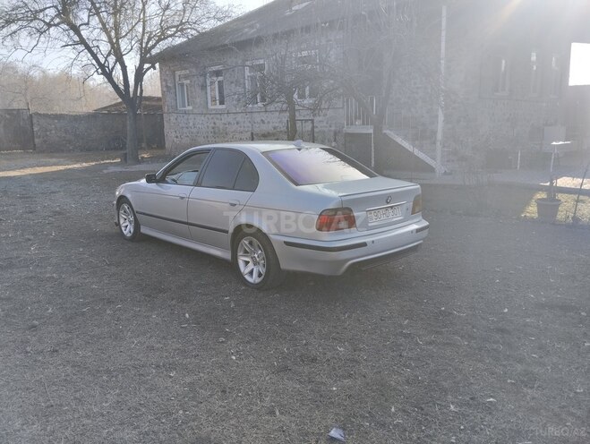 BMW 528 1998, 350,000 km - 2.8 l - Qax