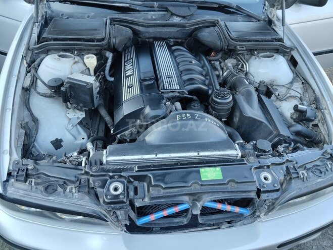 BMW 528 1998, 350,000 km - 2.8 l - Qax