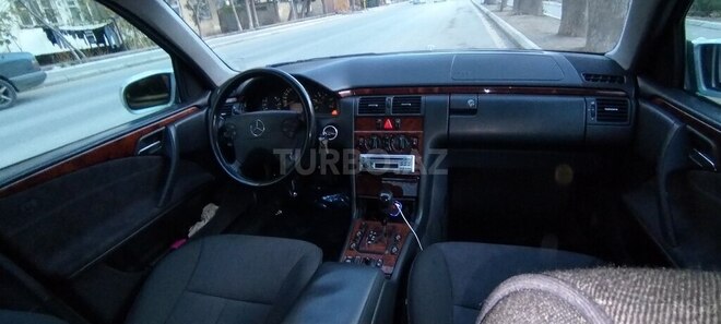 Mercedes E 220 2001, 301,000 km - 2.2 l - Bakı