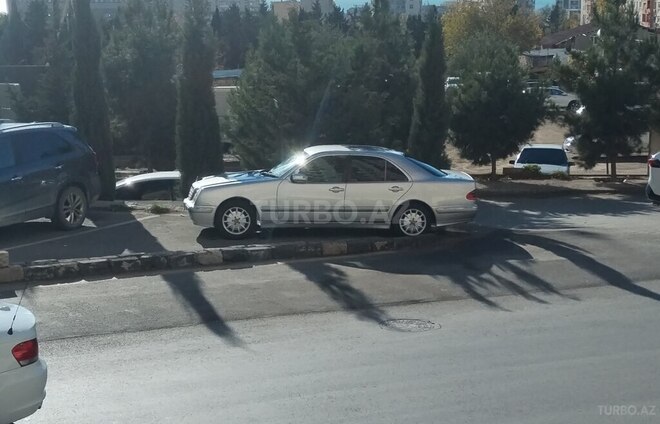 Mercedes E 220 2001, 301,000 km - 2.2 l - Bakı