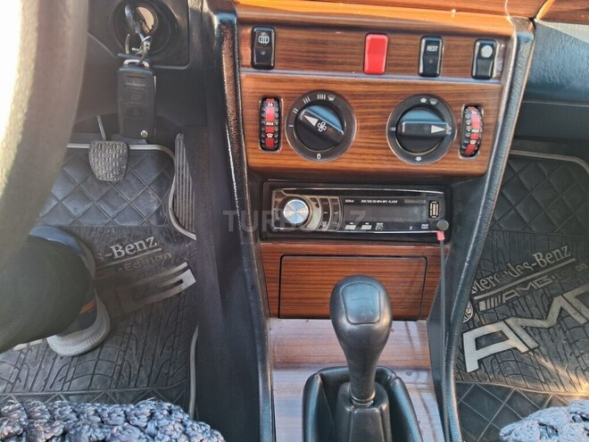 Mercedes E 200 1990, 512,000 km - 2.0 л - Qazax