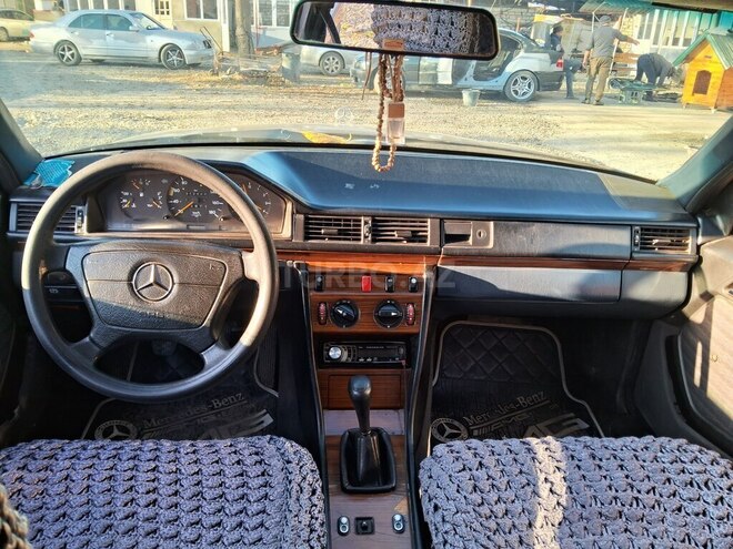 Mercedes E 200 1990, 512,000 km - 2.0 л - Qazax
