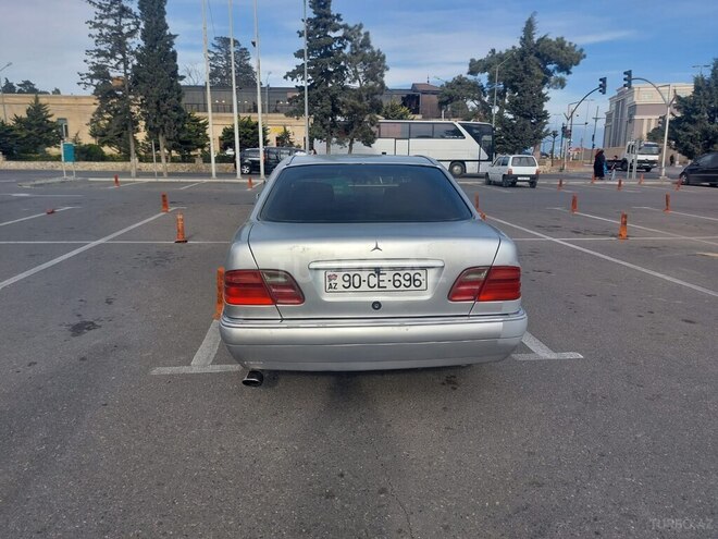 Mercedes E 220 1995, 235,000 km - 2.4 l - Bakı