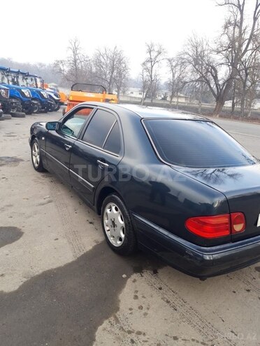 Mercedes E 230 1996, 400,000 km - 2.3 l - Qax