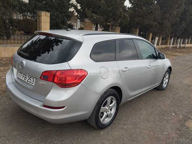Opel Astra 2011, 215,000 km - 1.4 l - Qazax