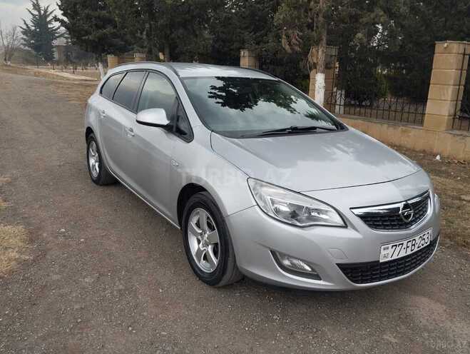 Opel Astra 2011, 215,000 km - 1.4 l - Qazax