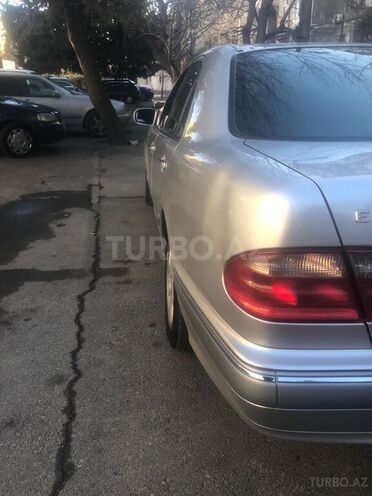 Mercedes E 240 2000, 245,000 km - 2.4 l - Bakı