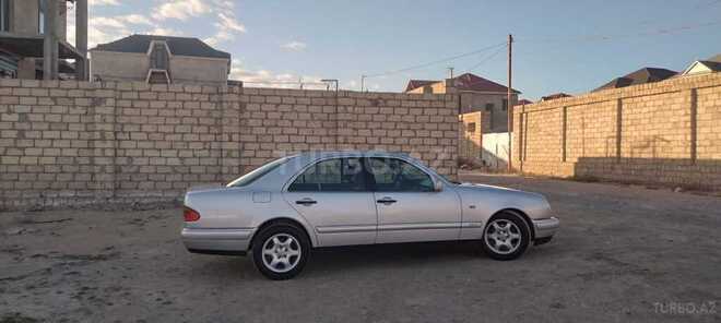 Mercedes E 240 1999, 290,000 km - 2.4 l - Bakı
