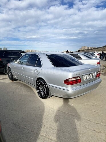 Mercedes E 220 2001, 300,000 km - 2.2 л - Bakı