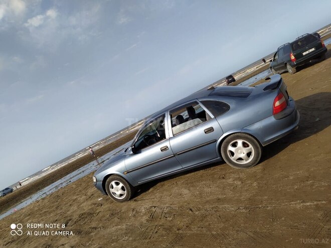 Opel Vectra 1998, 200,000 km - 1.8 л - Qusar