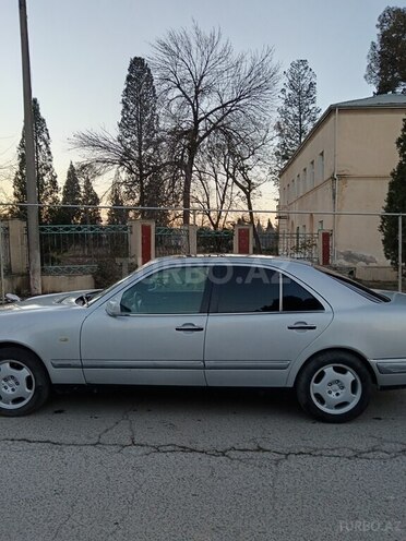 Mercedes E 220 1995, 100,000 km - 2.2 l - Bakı
